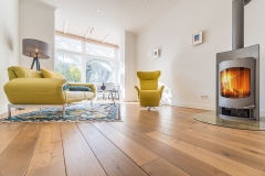 02-Wonzimmer-mit-Kamin-an