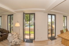 02-Wohnbereich-zum-Balkon