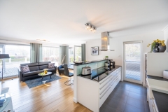 07_Blick-Kueche-und-Wohnzimmer