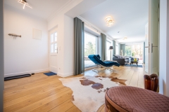 09_-Eingangsbereich-Blick-Wohnzimmer