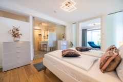 10_-Schlafzimmer-Blick-Bad-Eingang