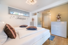 11_-Schlafzimmer-Blick-Badezimmer